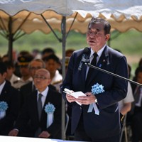 天山慰霊碑前で行われた硫黄島戦没者慰霊追悼顕彰式で追悼の言葉を述べる石破首相＝東京都小笠原村で2025年3月29日午後1時17分（代表撮影）