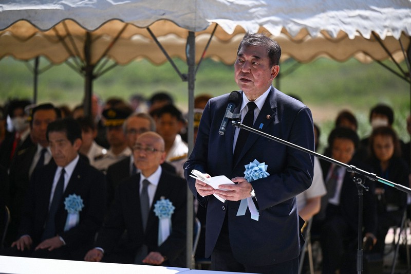 天山慰霊碑前で行われた硫黄島戦没者慰霊追悼顕彰式で追悼の言葉を述べる石破首相＝東京都小笠原村で2025年3月29日午後1時17分（代表撮影）