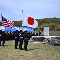 石破茂首相やヘグセス米国防長官が出席し、硫黄島で開かれた日米合同慰霊式＝東京都小笠原村で2025年3月29日午前11時9分（代表撮影）
