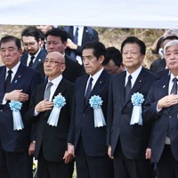 日米合同慰霊式に出席した石破首相ら＝東京都小笠原村で2025年3月29日午前11時10分（代表撮影）