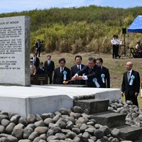 日米合同慰霊式で献水する石破茂首相＝東京都小笠原村で2025年3月29日午後0時4分（代表撮影）