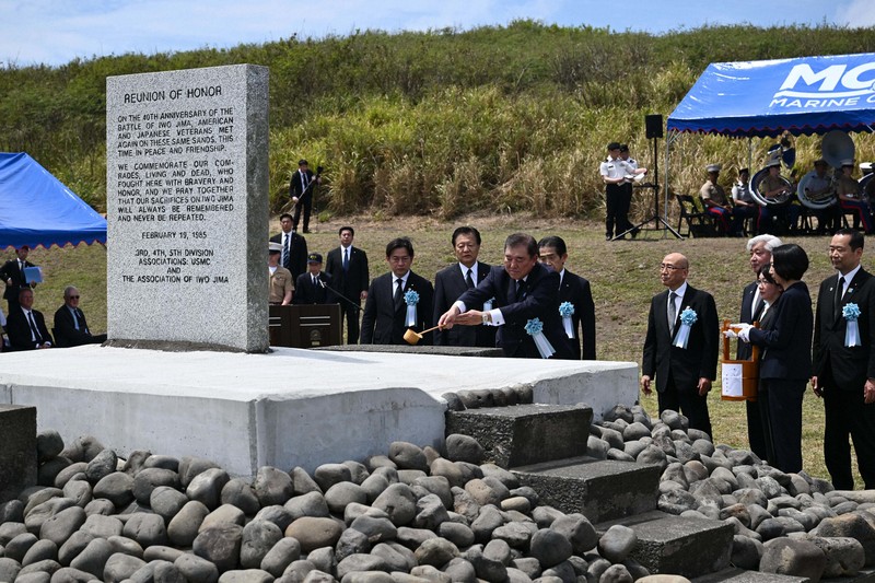 日米合同慰霊式で献水する石破茂首相＝東京都小笠原村で2025年3月29日午後0時4分（代表撮影）