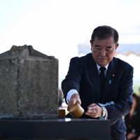 天山慰霊碑前で行われた硫黄島戦没者慰霊追悼顕彰式で献水する石破茂首相＝東京都小笠原村で2025年3月29日午後1時32分（代表撮影）
