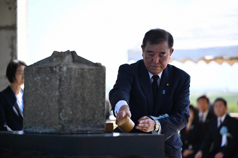 天山慰霊碑前で行われた硫黄島戦没者慰霊追悼顕彰式で献水する石破茂首相＝東京都小笠原村で2025年3月29日午後1時32分（代表撮影）