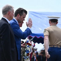 日米合同慰霊式で献花に臨むピート・ヘグセス米国防長官（左から2人目）＝29日午後0時16分、東京都小笠原村（代表撮影）