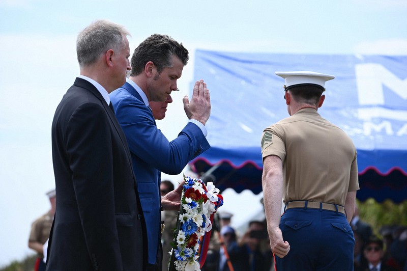 日米合同慰霊式で献花に臨むピート・ヘグセス米国防長官（左から2人目）＝29日午後0時16分、東京都小笠原村（代表撮影）