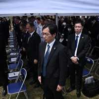 日米合同慰霊式に出席した人たち＝東京都小笠原村で2025年3月29日午後0時31分（代表撮影）