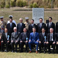日米合同慰霊式で記念写真に納まる石破茂首相とヘグセス米国防長官（前列右から5人目）ら＝東京都小笠原村で2025年3月29日午後0時44分（代表撮影）
