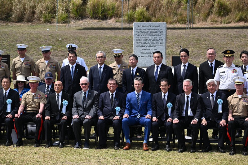 日米合同慰霊式で記念写真に納まる石破茂首相とヘグセス米国防長官（前列右から5人目）ら＝東京都小笠原村で2025年3月29日午後0時44分（代表撮影）