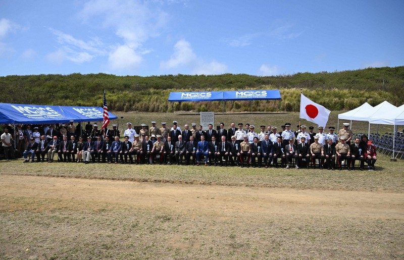 日米合同慰霊式で記念写真に納まる参列者ら＝東京都小笠原村で2025年3月29日午後0時43分（代表撮影）