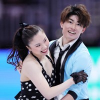 アイスダンスRDで演技を終え、抱き合う吉田唄菜、森田真沙也組＝米ボストンで2025年3月28日、吉田航太撮影