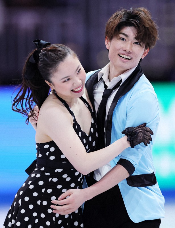 アイスダンスRDで演技を終え、抱き合う吉田唄菜、森田真沙也組＝米ボストンで2025年3月28日、吉田航太撮影