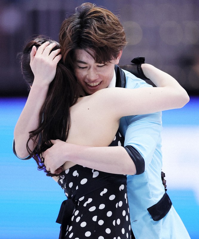 アイスダンスRDで演技を終え、抱き合う吉田唄菜、森田真沙也組＝米ボストンで2025年3月28日、吉田航太撮影