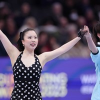 アイスダンスRDで演技を終え、あいさつする吉田唄菜、森田真沙也組＝米ボストンで2025年3月28日、吉田航太撮影