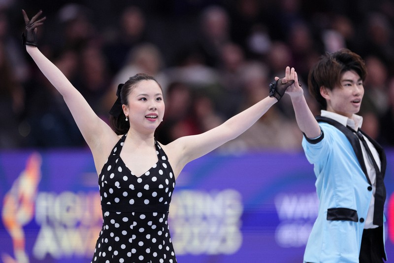 アイスダンスRDで演技を終え、あいさつする吉田唄菜、森田真沙也組＝米ボストンで2025年3月28日、吉田航太撮影