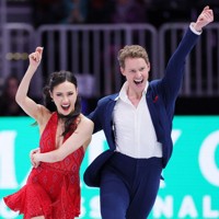 アイスダンスRDで演技する米国のマディソン・チョック、エバン・ベーツ組＝米ボストンで2025年3月28日、吉田航太撮影