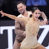 アイスダンスRDで演技する英国のライラ・フィア、ルイス・ギブソン組＝米ボストンで2025年3月28日、吉田航太撮影