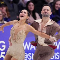 アイスダンスRDで演技する英国のライラ・フィア、ルイス・ギブソン組＝米ボストンで2025年3月28日、吉田航太撮影