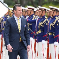 栄誉礼を受けるヘグセス米国防長官＝防衛省で2025年3月30日（代表撮影）