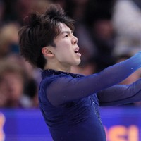 男子フリーで演技を終え、ガッツポーズする佐藤駿＝米ボストンで2025年3月29日、吉田航太撮影