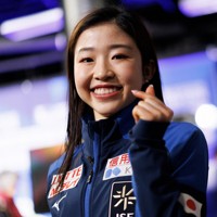 女子フリーから一夜明け、笑顔でハートをつくる千葉百音＝米ボストンで2025年3月29日、吉田航太撮影