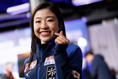 女子フリーから一夜明け、笑顔でハートをつくる千葉百音＝米ボストンで2025年3月29日、吉田航太撮影