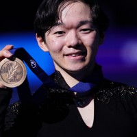 メダルを手に笑顔を見せる3位の鍵山優真＝米ボストンで2025年3月29日、吉田航太撮影