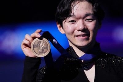 メダルを手に笑顔を見せる3位の鍵山優真＝米ボストンで2025年3月29日、吉田航太撮影