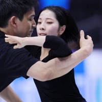 ペアフリー前の練習で、三浦璃来（右）を優しく抱きかかえる木原龍一の右腕＝米ボストンで2025年3月27日、吉田航太撮影