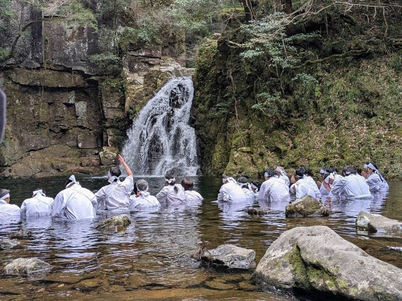 観光シーズン到来、滝参り 熱い、火渡り挑戦 冷たい、悲鳴の水行 赤目