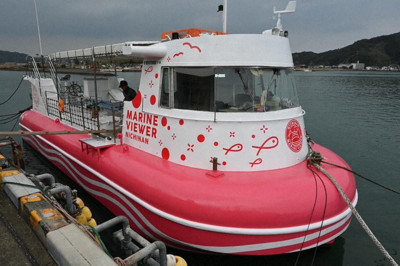 水中観光船、カラフル一新 漁協、事業継承し運航 日南 ／宮崎 | 毎日新聞