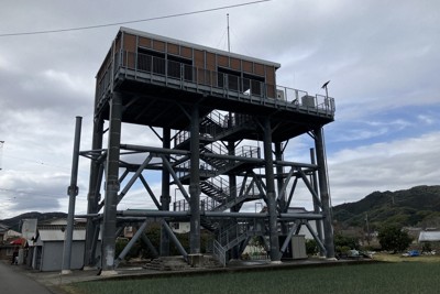 南海トラフ巨大地震で避難困難区域の解消のために建設された津波避難タワー＝高知県黒潮町で2025年3月5日、小林理撮影