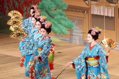 京都の花街・祇園甲部の「都をどり」 大ざらえ、にぎわい戻る | 毎日新聞