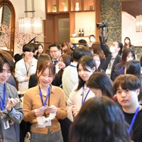 「リベンジ入社式」には異業種の若手社員約100人が集まり、一緒に新サービスを考案するなど交流した＝東京都港区で2025年3月31日、佐久間一輝撮影
