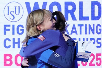 フィギュアスケートの世界選手権女子フリーで2位となり、1位の米国のアリサ・リュウ（右）と抱き合う坂本花織＝米ボストンで2025年3月28日、吉田航太撮影
