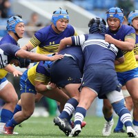 【桐蔭学園－京都成章】後半、相手の突進を受け止める京都成章の選手たち＝熊谷スポーツ文化公園で2025年3月31日、猪飼健史撮影