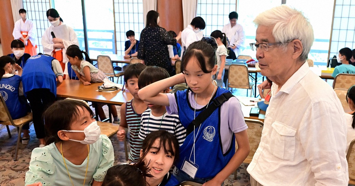 子供たちの輪に入り、昆虫の話をする養老孟司さん（右）＝神奈川県鎌倉市で2023年8月18日、橋本利昭撮影