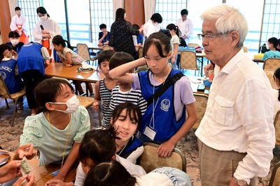 子供たちの輪に入り、昆虫の話をする養老孟司さん（右）＝神奈川県鎌倉市で2023年8月18日、橋本利昭撮影