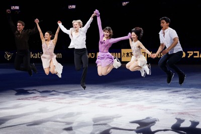 エキシビションのフィナーレでジャンプする（右から）ペア1位の三浦璃来、木原龍一組、女子1位の米国のアリサ・リュウ、男子1位・米国のイリア・マリニン、アイスダンス1位・米国のマディソン・チョック、エバン・ベーツ組＝米ボストンで2025年3月30日、吉田航太撮影