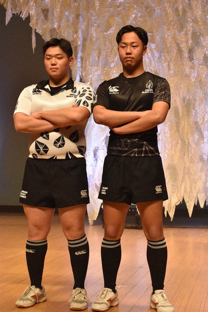 遠軽高ラグビー部、新ユニホーム披露 町内に産地、黒曜石モチーフ