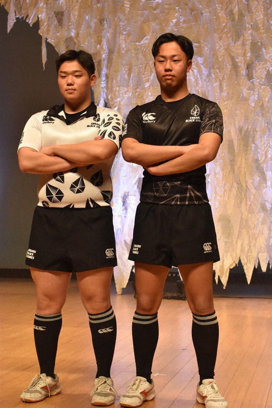 遠軽高ラグビー部、新ユニホーム披露 町内に産地、黒曜石モチーフ