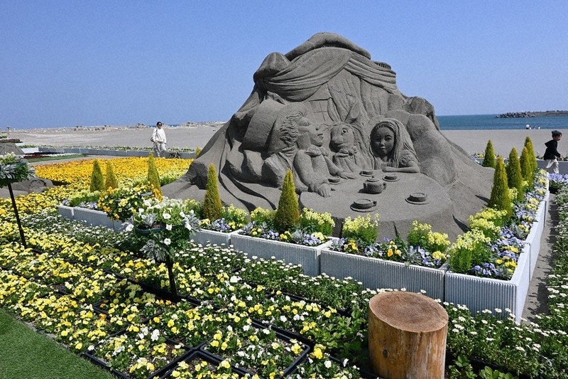 砂像と花で「不思議の国」 宮崎・6日まで 臨海公園でフェスタ ／宮崎