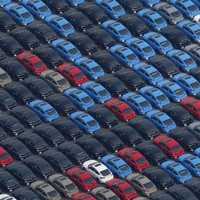 横浜港に並ぶ自動車＝横浜市の大黒ふ頭で2025年3月27日、本社ヘリから