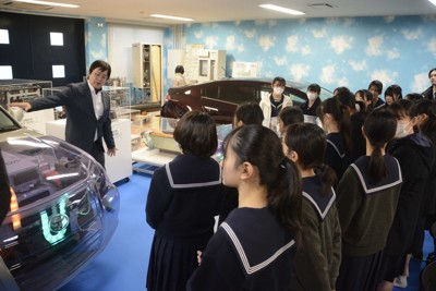女子高校生を対象に九州大学で開かれた理系学部の紹介イベント＝福岡市西区で2024年12月24日午後4時23分、久野洋撮影