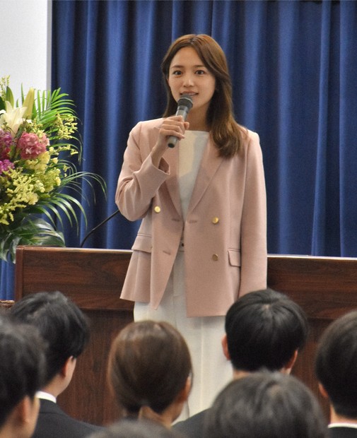 川口春奈さんが入社式登場でどよめき 「今に満足せずに」 日本製鉄