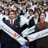 ニチレイグループの入社式で講演し、新入社員らと記念撮影する高橋大輔さん（前列左）と村元哉中さん（同右）＝東京都千代田区で2025年4月1日午後2時48分、猪飼健史撮影