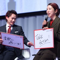 ニチレイグループの入社式で講演する村元哉中さん（右）と高橋大輔さん＝東京都千代田区で2025年4月1日午後2時15分、猪飼健史撮影