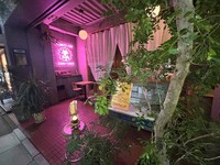 中野ふれあいロードにあるカフェ「LOU」は、2024年10月から夜の営業をタイ料理店に切り替えた＝筆者撮影