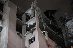 イスラエル軍によるレバノンの首都ベイルート南部の空爆で損傷したアパート＝2025年4月1日、AP
