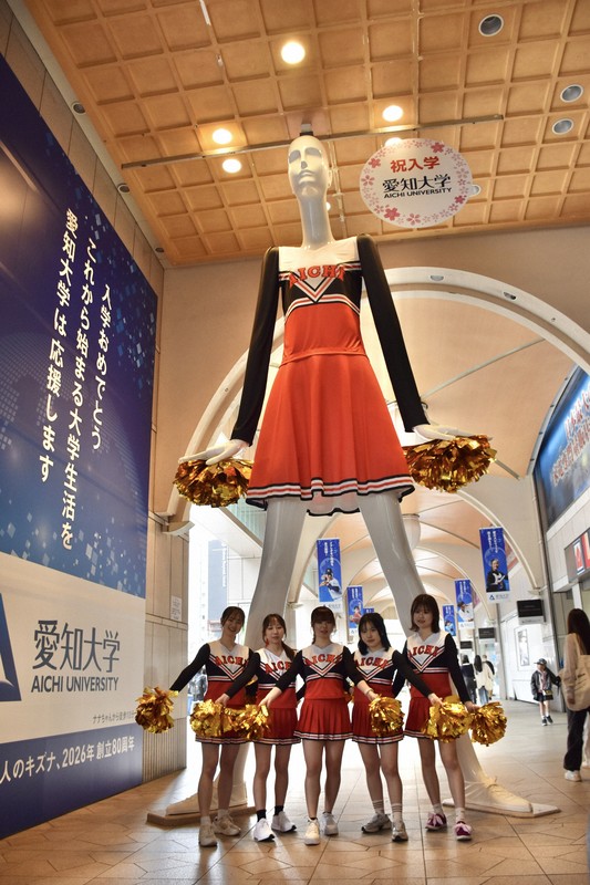 巨大マネキン「ナナちゃん」がチアリーダー姿に 新入生にエール | 毎日新聞